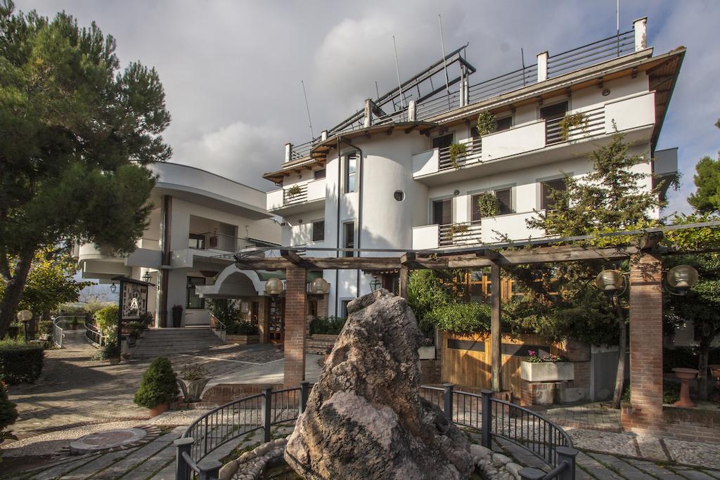 Hotel Ristorante La Bilancia Loreto Aprutino Buitenkant foto